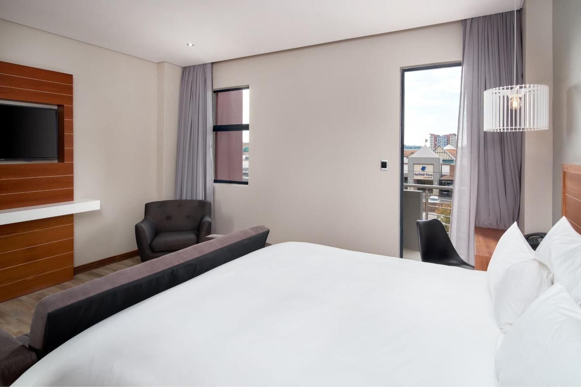 Luxury King Room with Sofa Bed and Balcony - City View