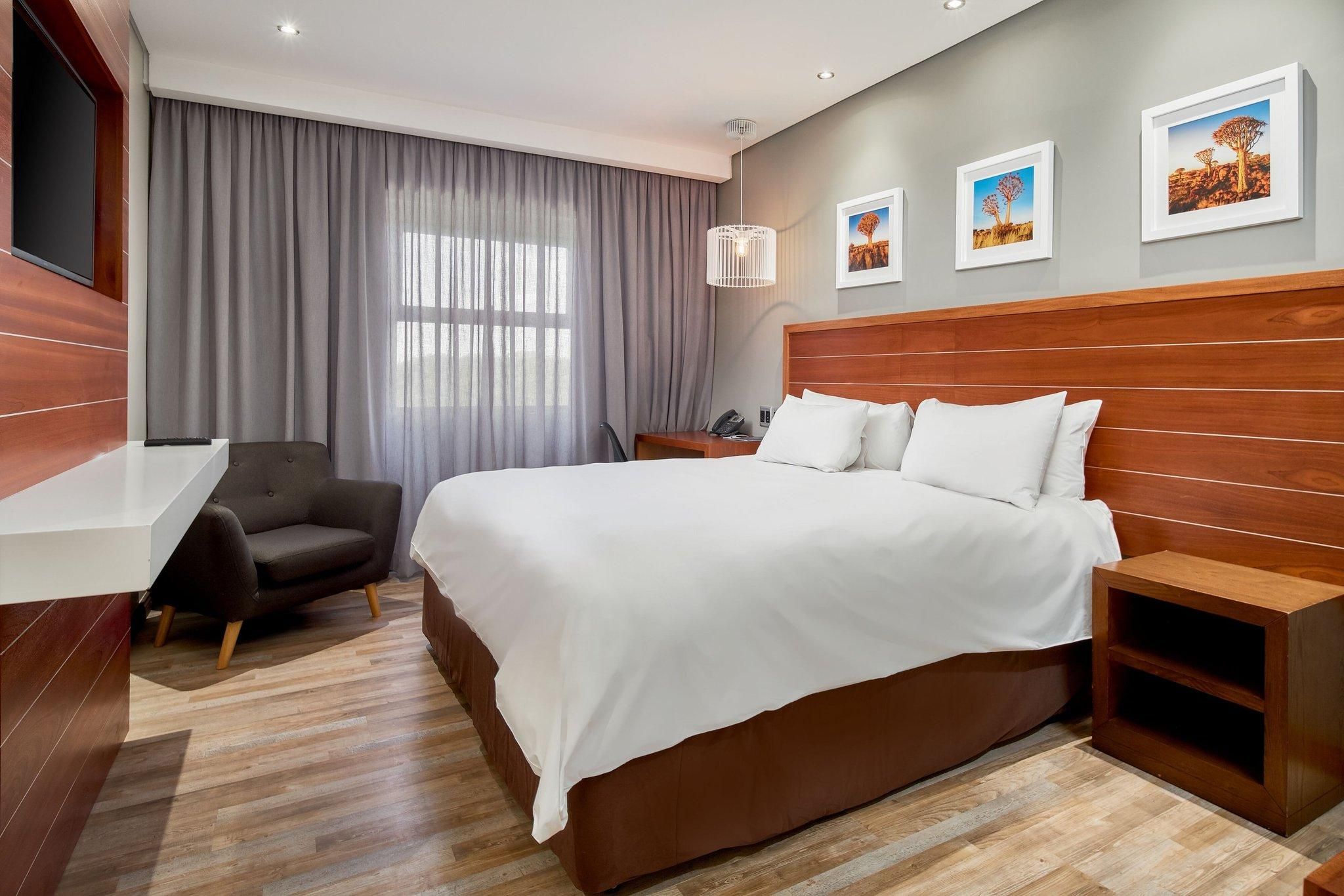 Superior, Guest room, 1 King, City view, Balcony