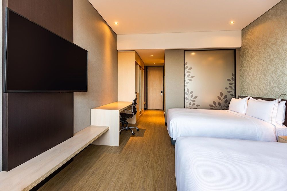 DoubleTree by Hilton Bogota Salitre AR Room, 2 Double Beds (Roll-In Shower) 3