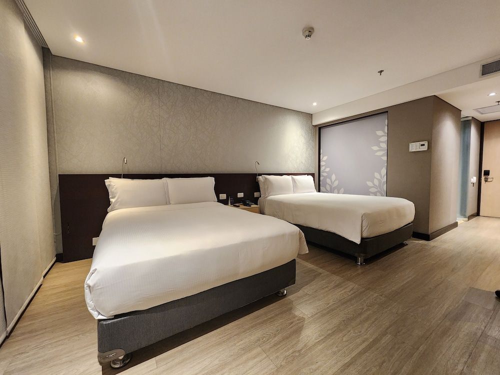DoubleTree by Hilton Bogota Salitre AR Room, 2 Double Beds (Roll-In Shower) 2