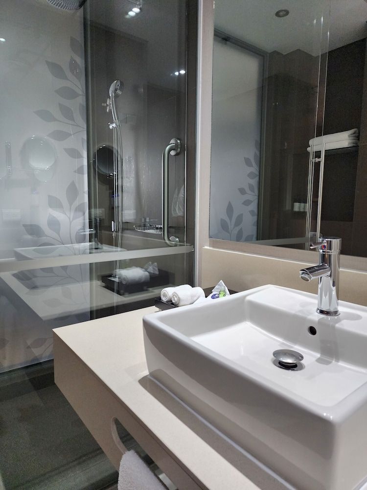 DoubleTree by Hilton Bogota Salitre AR Room, 2 Double Beds (Roll-In Shower) 9