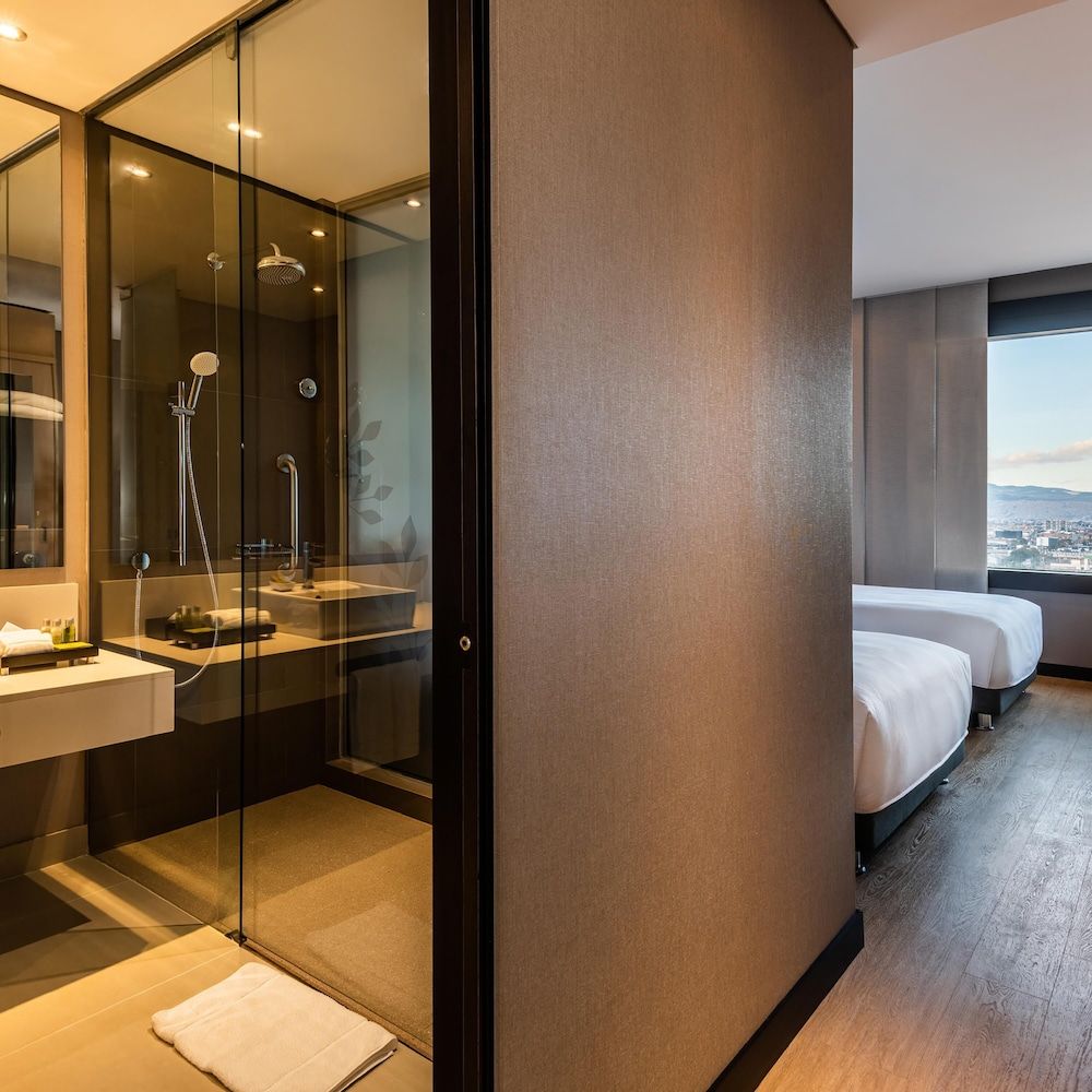DoubleTree by Hilton Bogota Salitre AR Room, 2 Double Beds (Roll-In Shower) 7