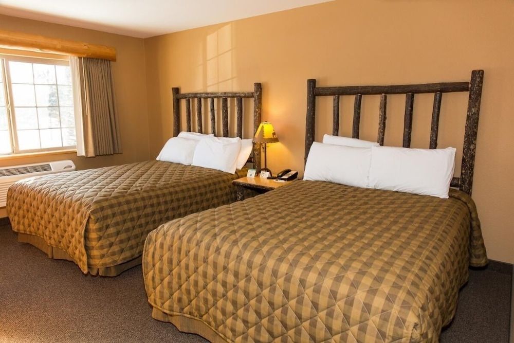 Whitefish Lodge and Suites Standard Room, 2 Queen Beds, Non Smoking