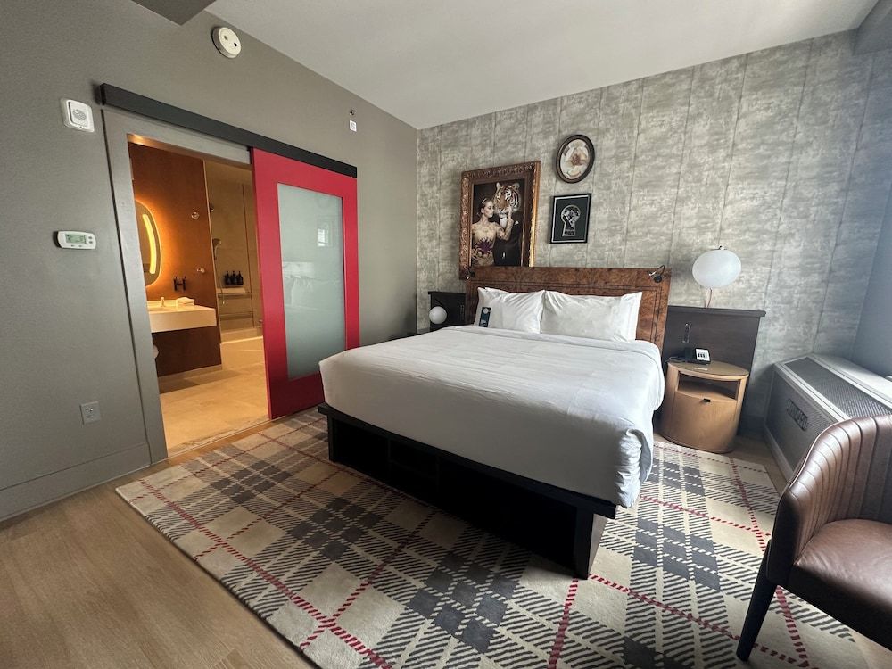 Suite, 1 King Bed with Sofa bed, Accessible Bathtub (Mobility)