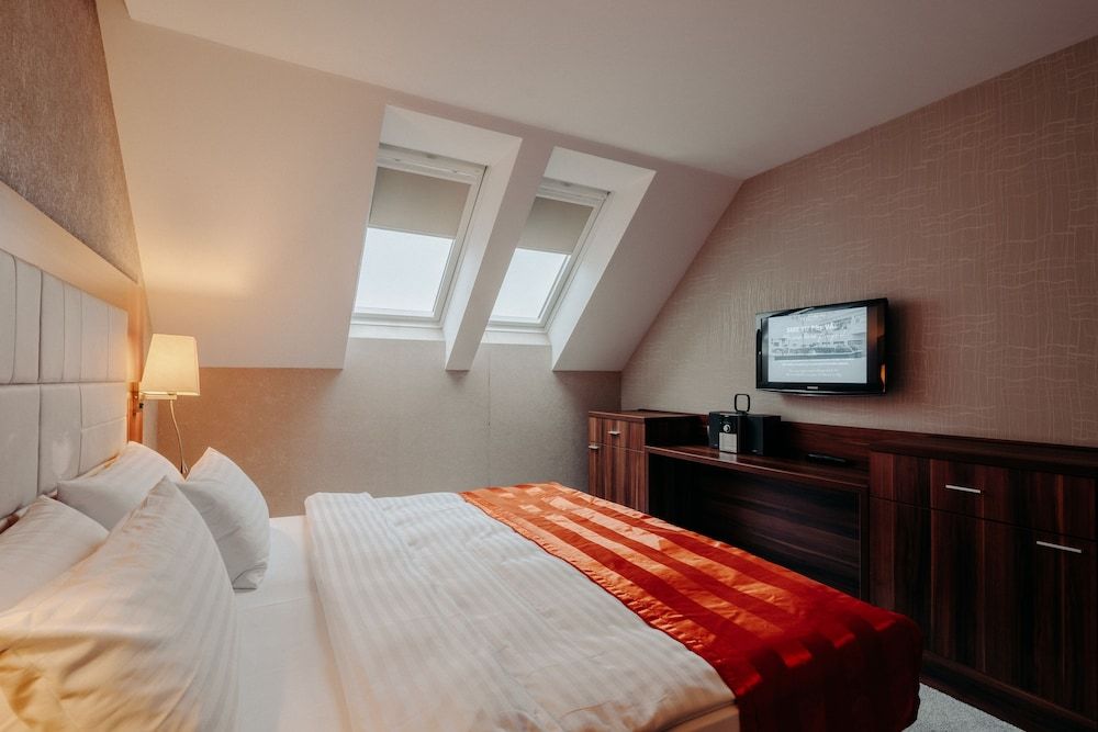Premium Room, 1 King Bed (Stocked Minibar)