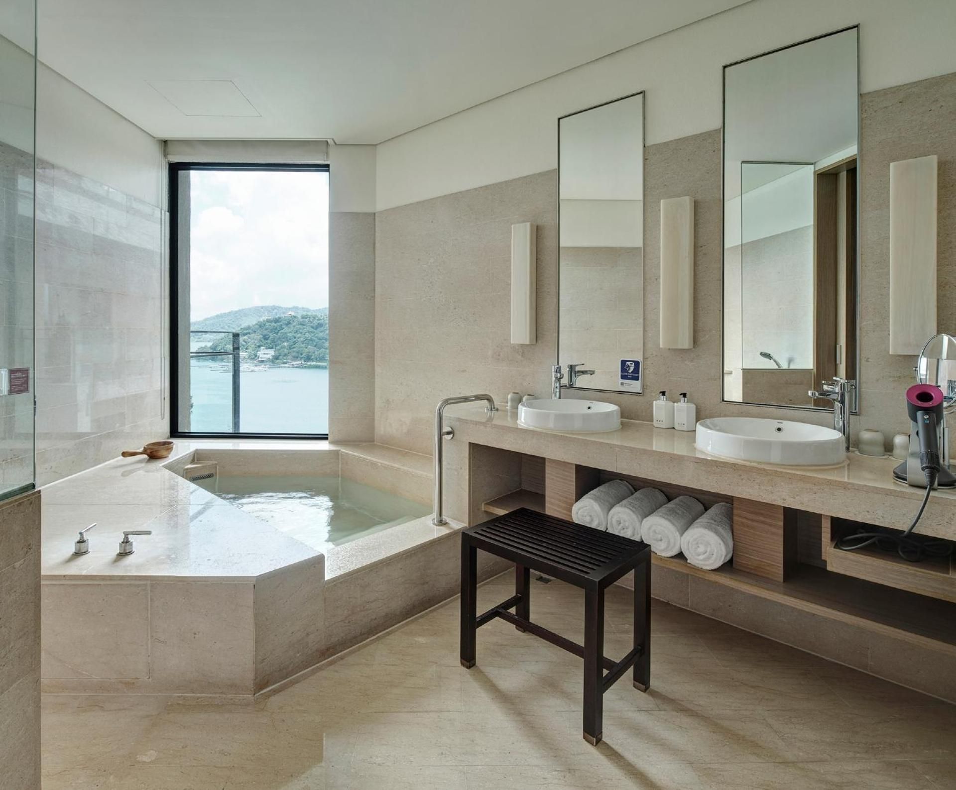 Fleur De Chine Hotel Deluxe Lake View King Suite 2