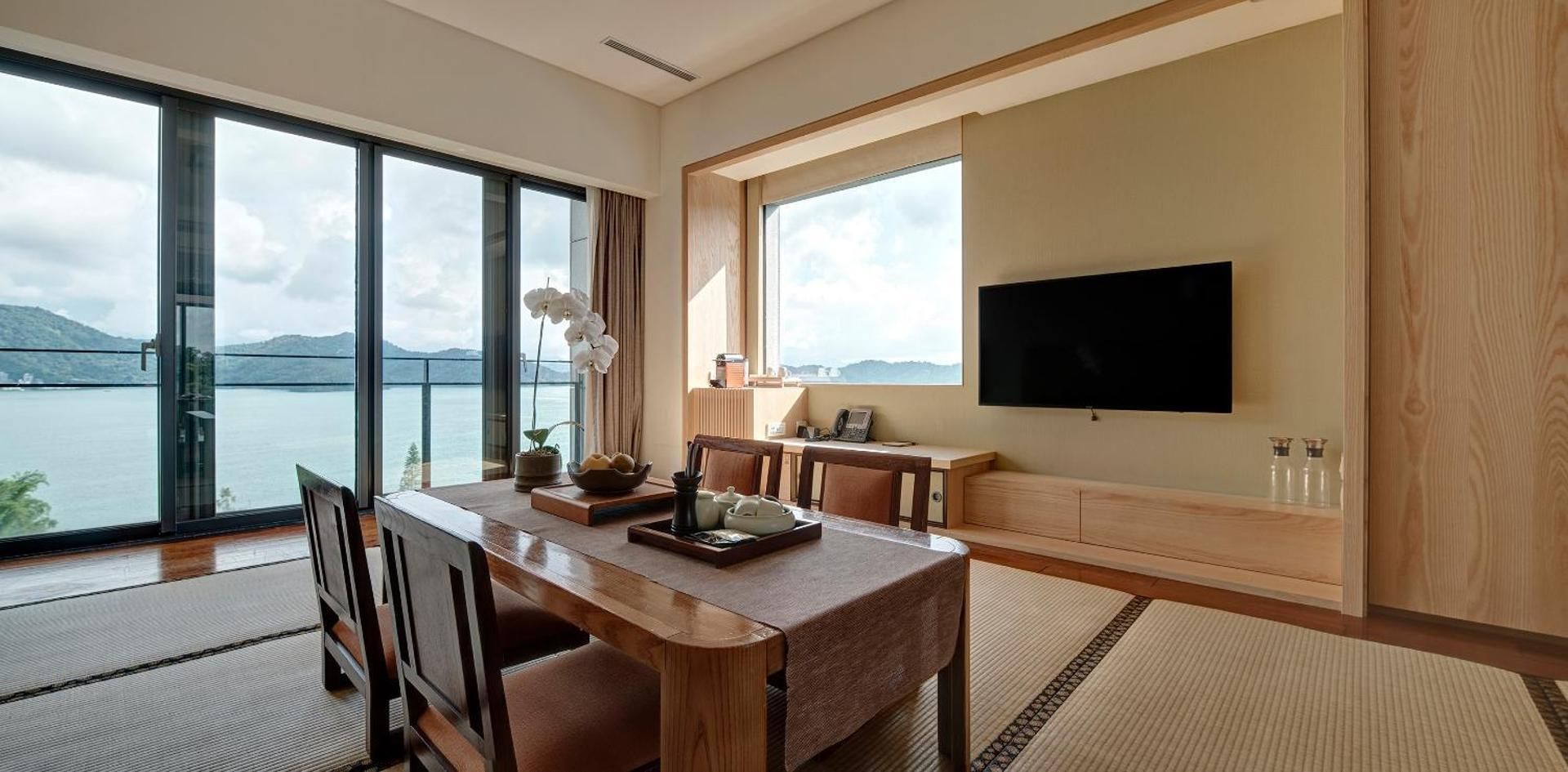 Classic Lake View Japanese Style Room