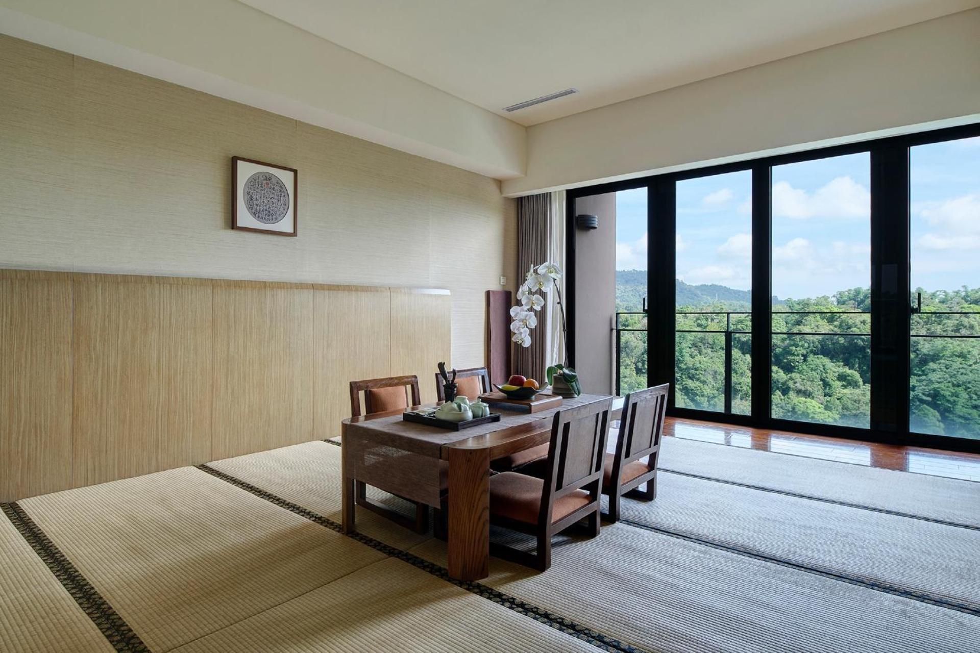 Classic Mountain View Japanese Style Room
