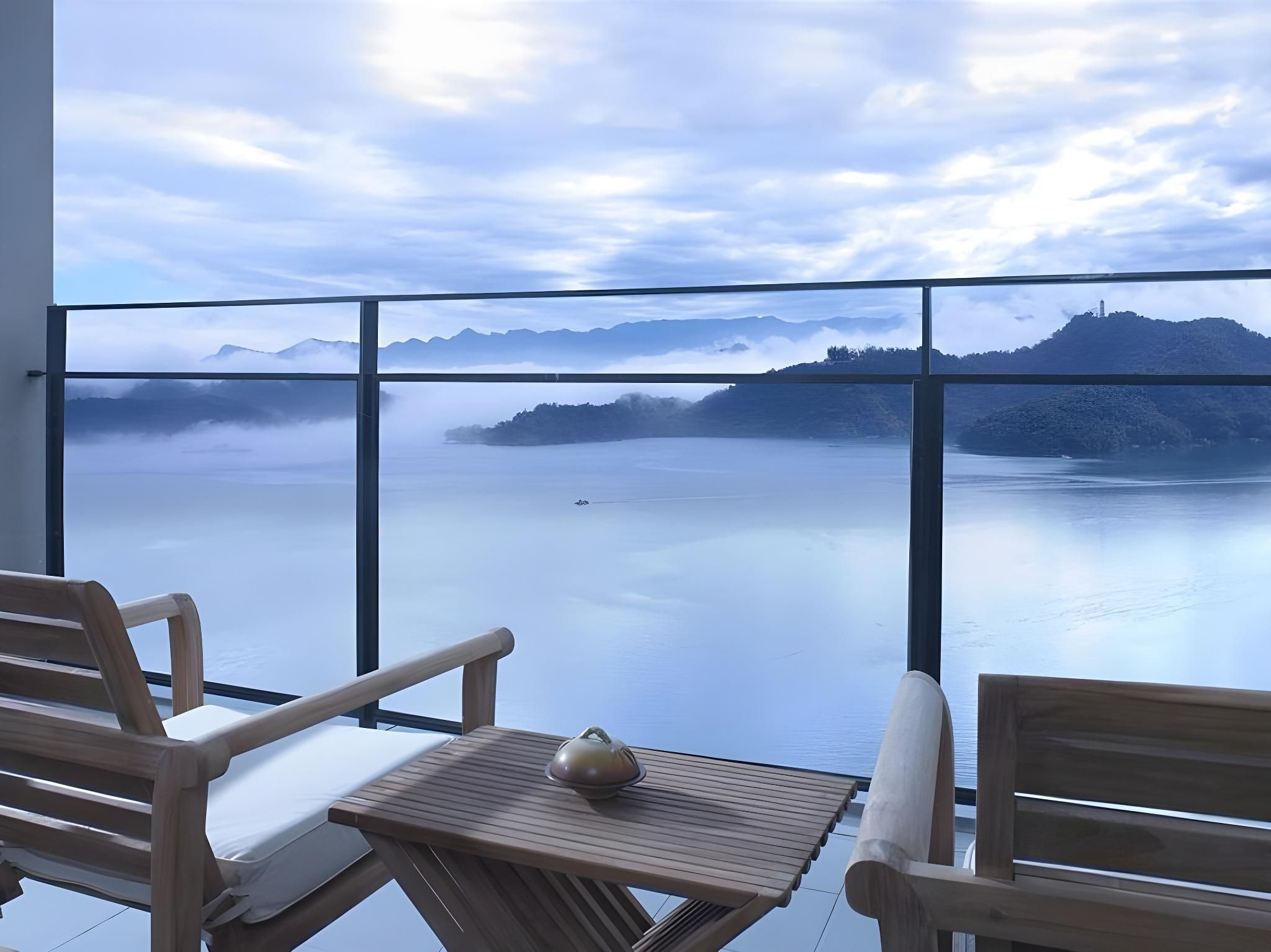 Fleur De Chine Hotel Deluxe Lake View King Suite