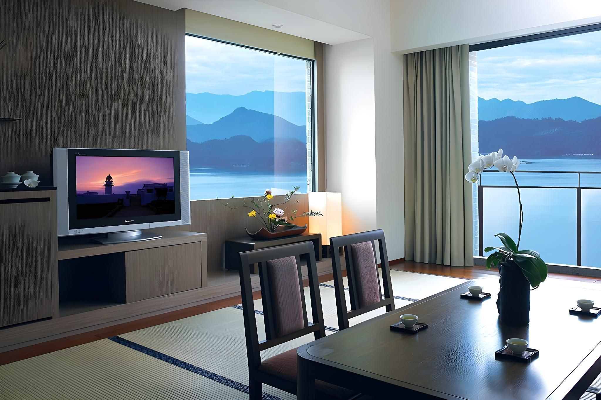 Classic Lake View Japanese Style Room