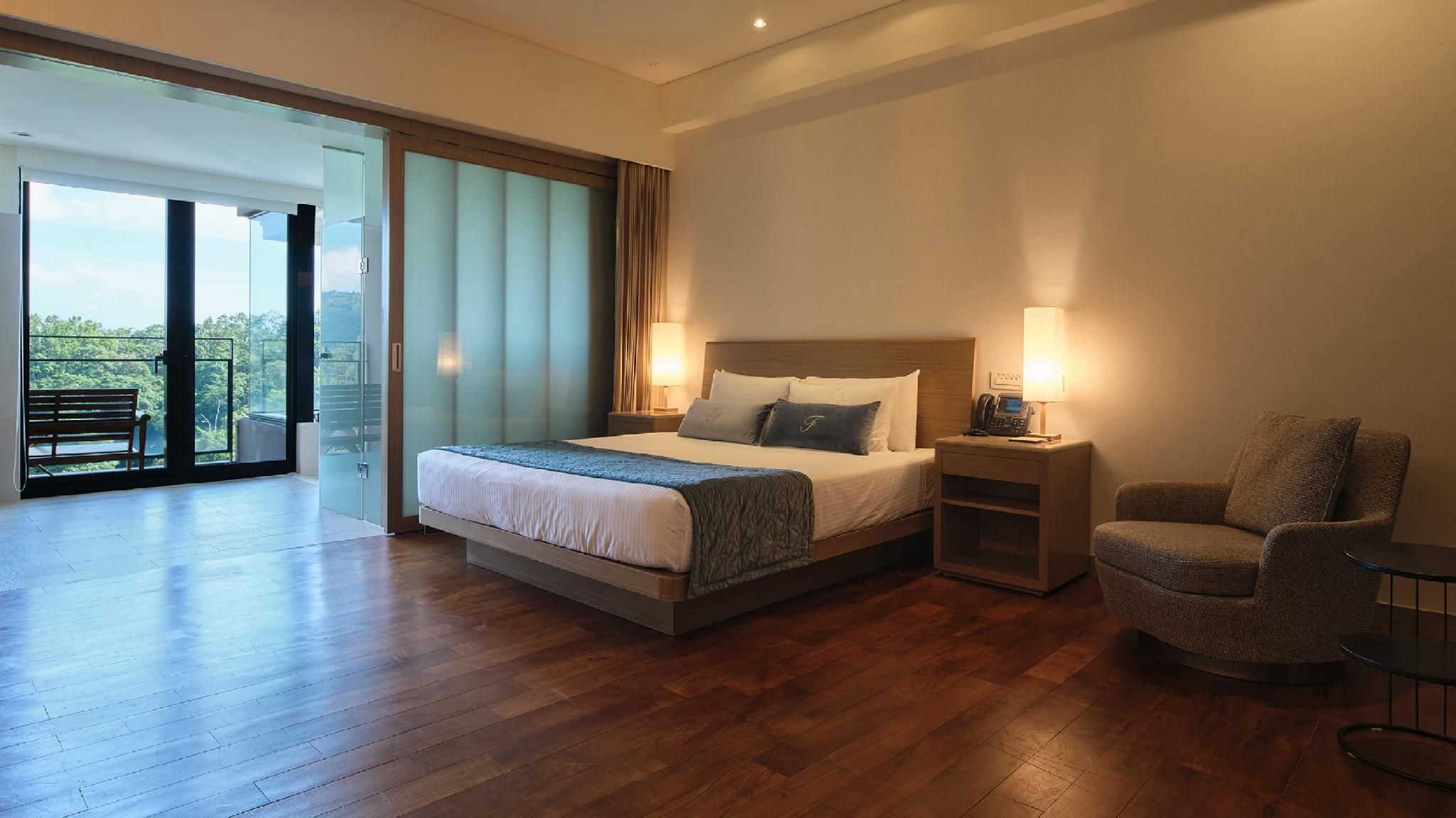 Classic Mountain View King Room