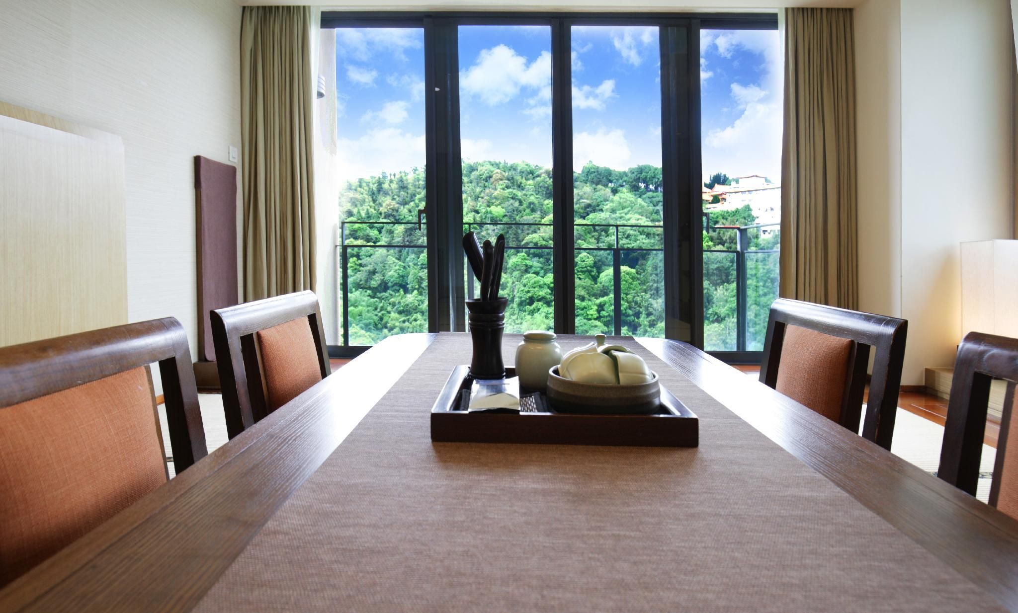 Classic Mountain View Japanese Style Room