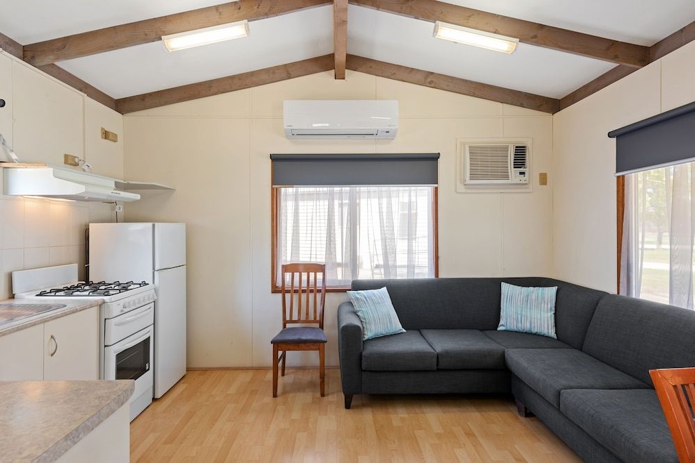 Discovery Parks - Moama West Standard 2 Bedroom Cabin 3