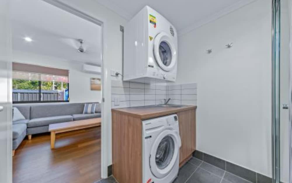 Discovery Parks - Eden Deluxe 2 Bedroom Cabin - Water Park View 5