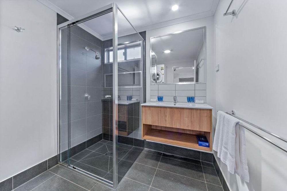 Discovery Parks - Eden Deluxe 2 Bedroom Cabin - Water Park View 6