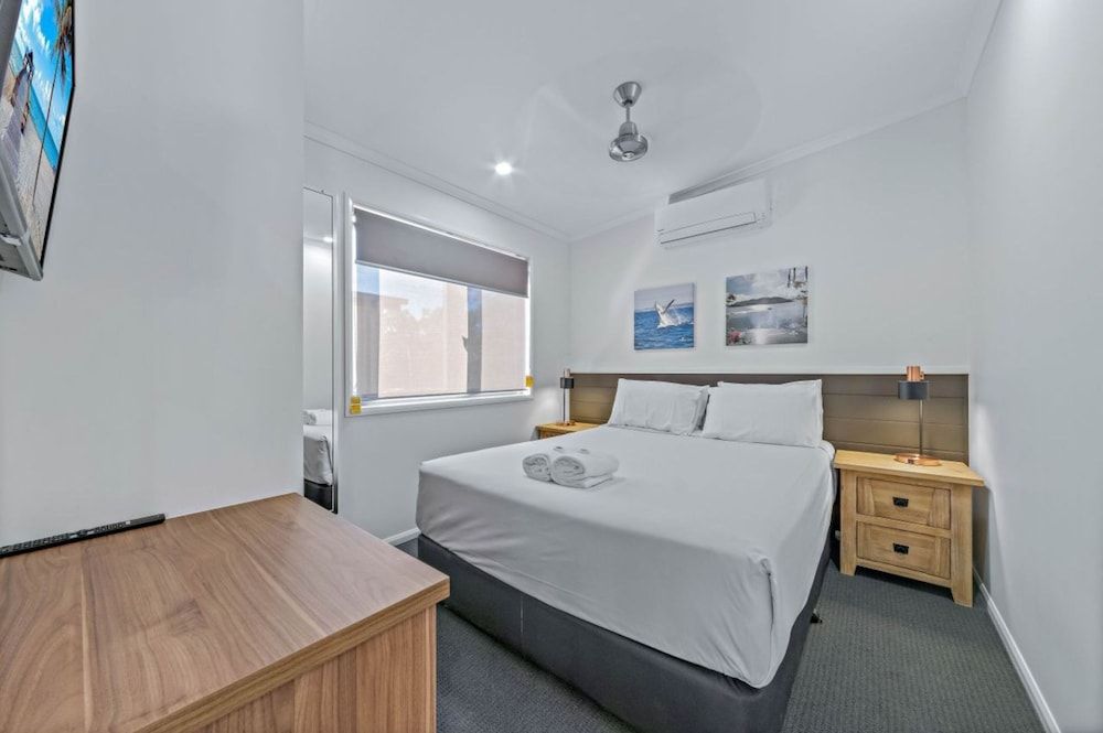 Discovery Parks - Eden Deluxe 2 Bedroom Cabin - Water Park View