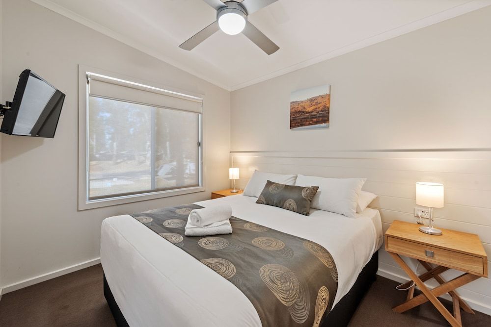 Deluxe 2 Bedroom Riverfront Cabin - Sleeps 5