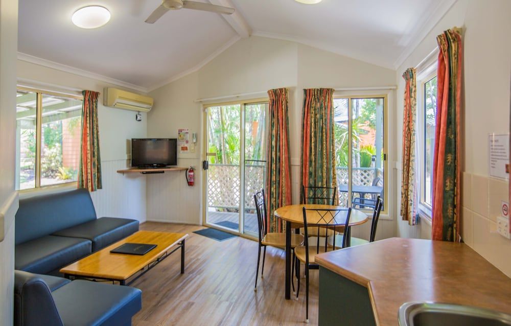 Tasman Holiday Parks - Airlie Beach Garden Villa, 2 bedroom, 6 person, balcony, non-smoking 4