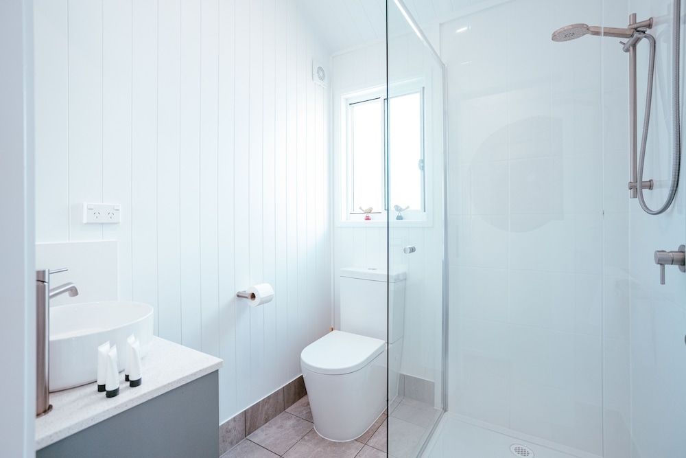 Tasman Holiday Parks - Airlie Beach Signature Cabin, 1 Bedroom, Non Smoking, Balcony 4