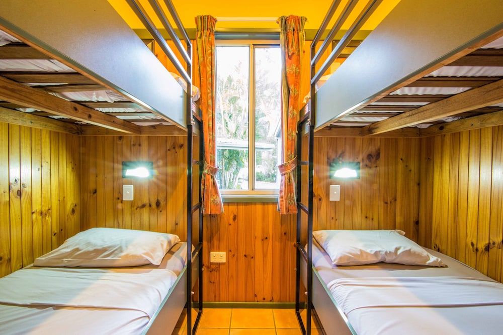 Tasman Holiday Parks - Airlie Beach Garden Villa, 2 bedroom, 6 person, balcony, non-smoking 2