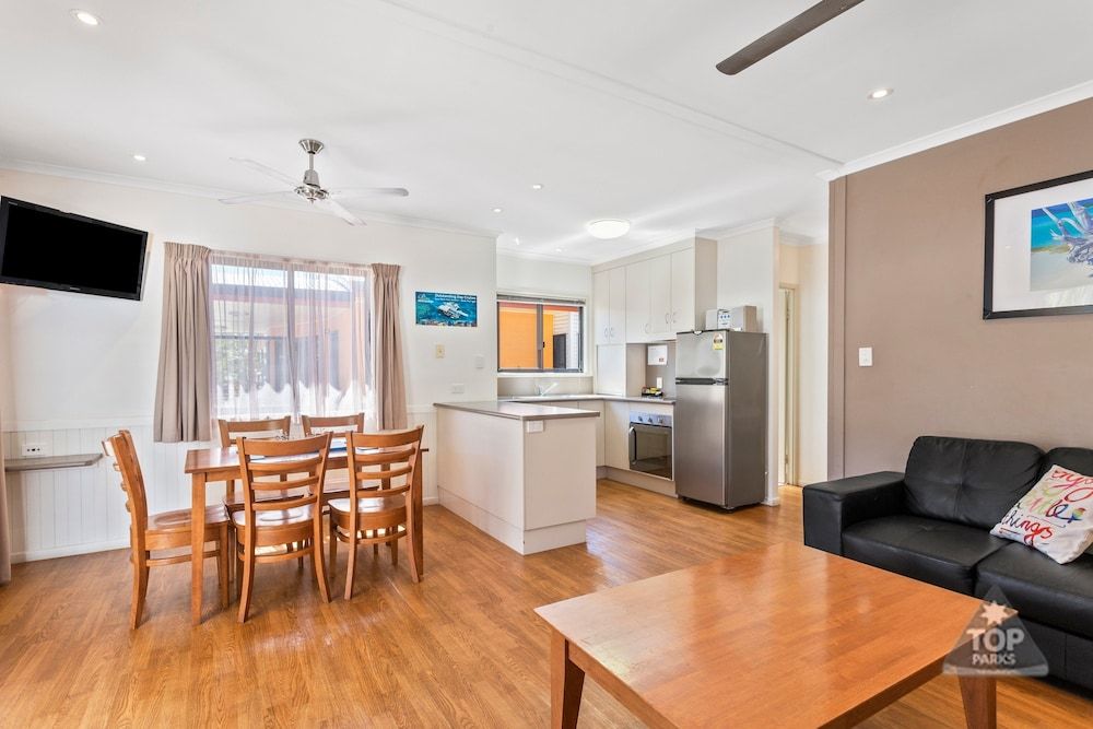 Tasman Holiday Parks - Airlie Beach Tropical Villa, 2 bedrooms (2 queens), kitchen, non smoking 3