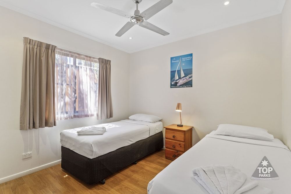 Tasman Holiday Parks - Airlie Beach Tropical Villa, 2 bedrooms (2 queens), kitchen, non smoking 2