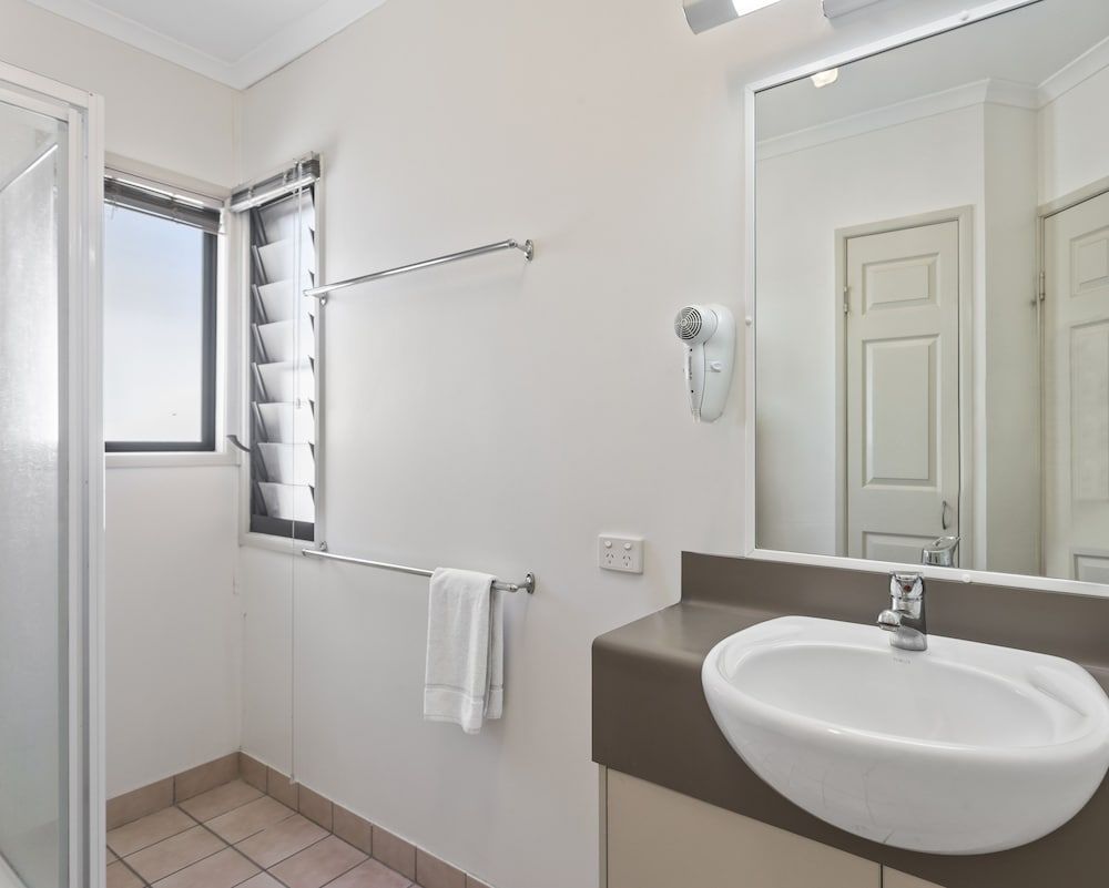 Tasman Holiday Parks - Airlie Beach Tropical Villa, 2 bedrooms (2 queens), kitchen, non smoking 5