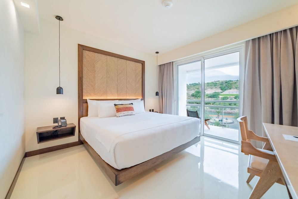Standard Room, 1 King Bed, Garden View