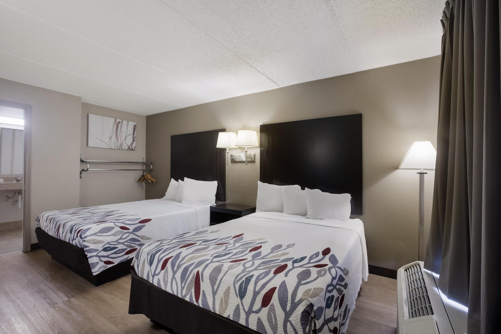 ADA Accessible Deluxe 2 Full Beds with Roll-in Shower Non-Smoking