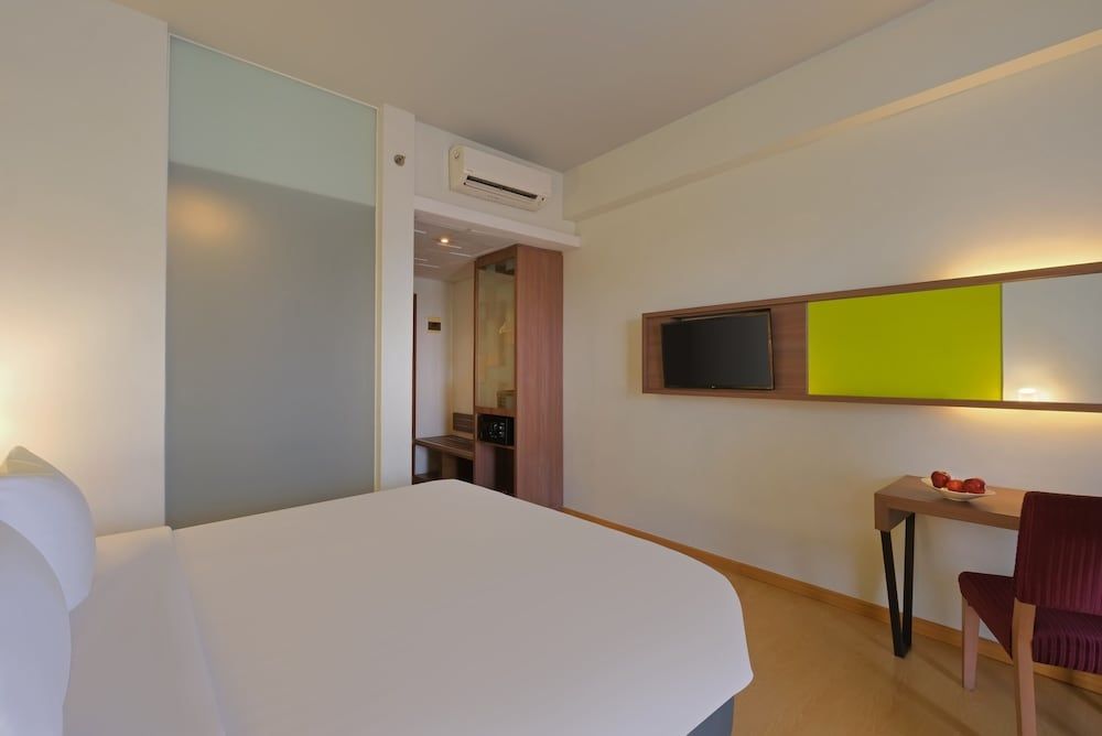 Quest Hotel Simpang Lima - Semarang by ASTON Deluxe Room (with Breakfast) 4