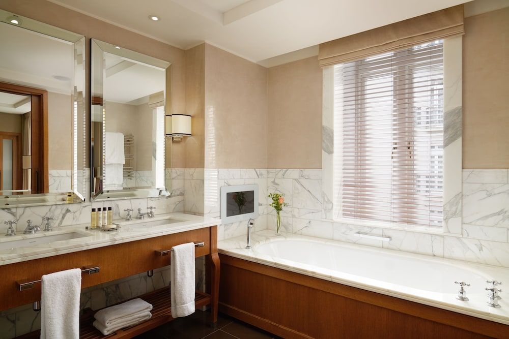 Suite, 1 King Bed (London)