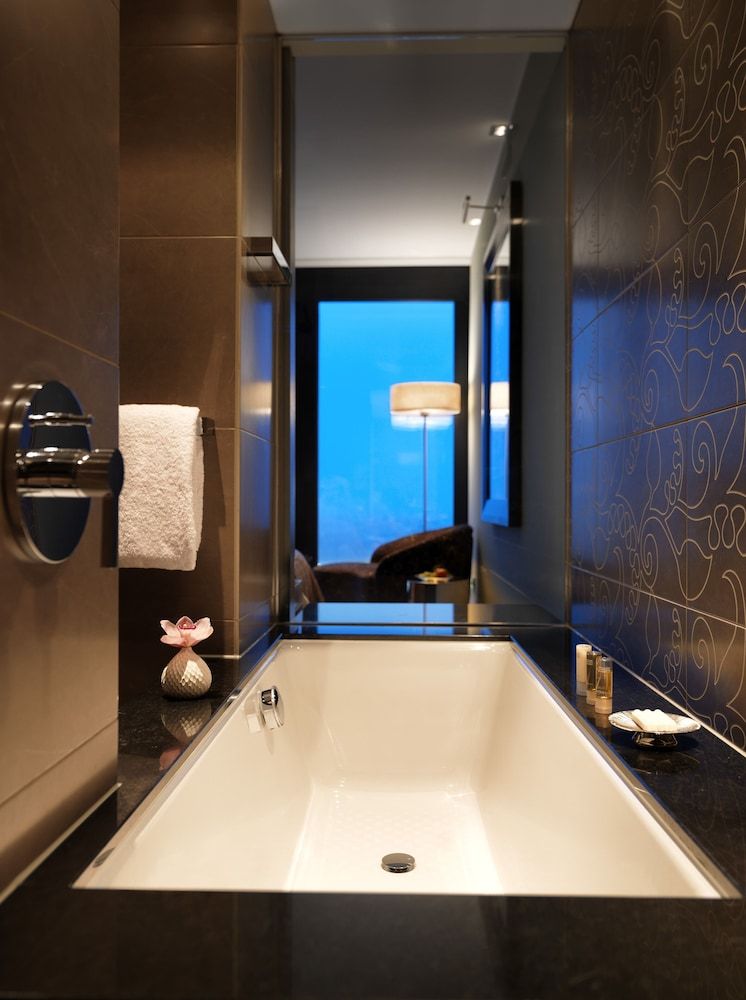 Deep Soaking Bathtub