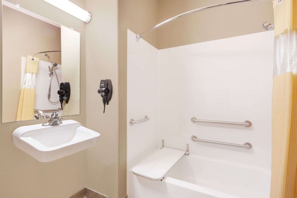 Room, 1 Queen Bed, Accessible, Non Smoking (Mobility,Tub w/Grab Bars)