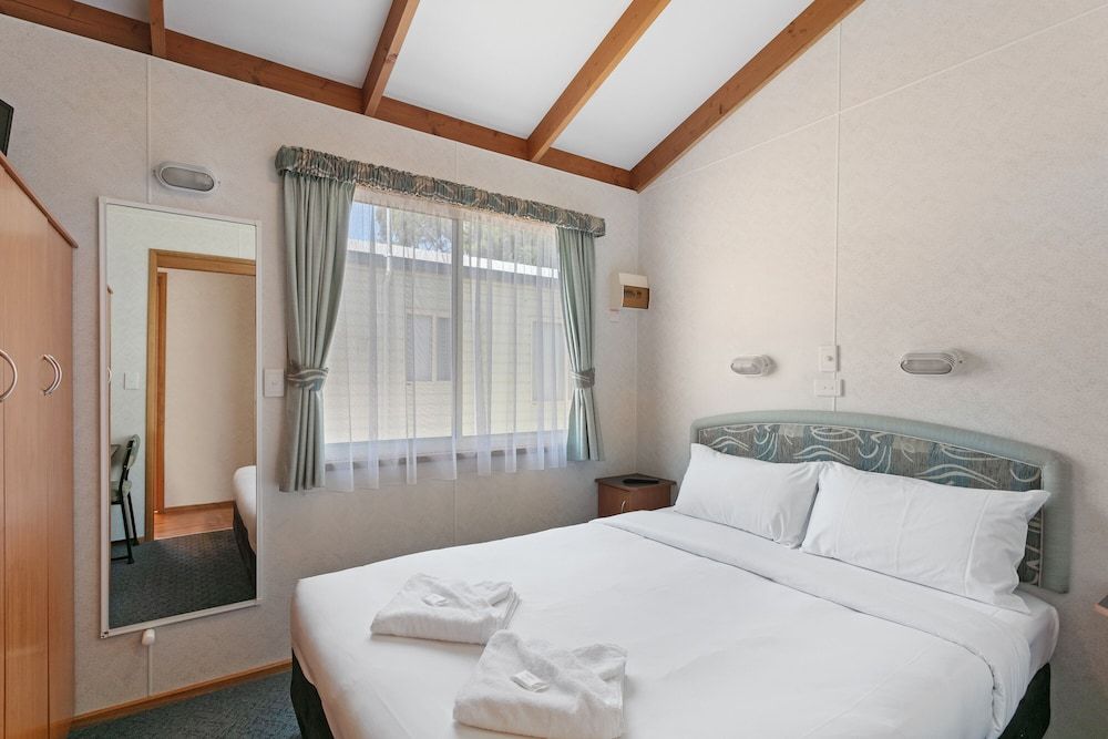 BIG4 Moama Holiday Park Bluegum 3 Bedroom Cabin 2