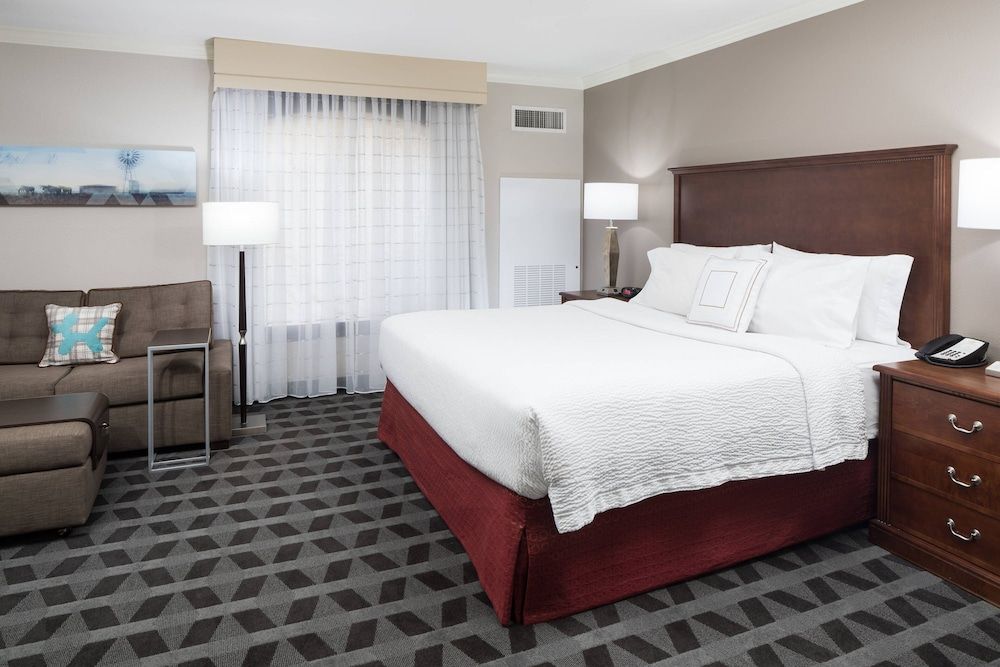Suite, 1 King Bed (Mobility/Hearing Access, Roll-In Shwr)