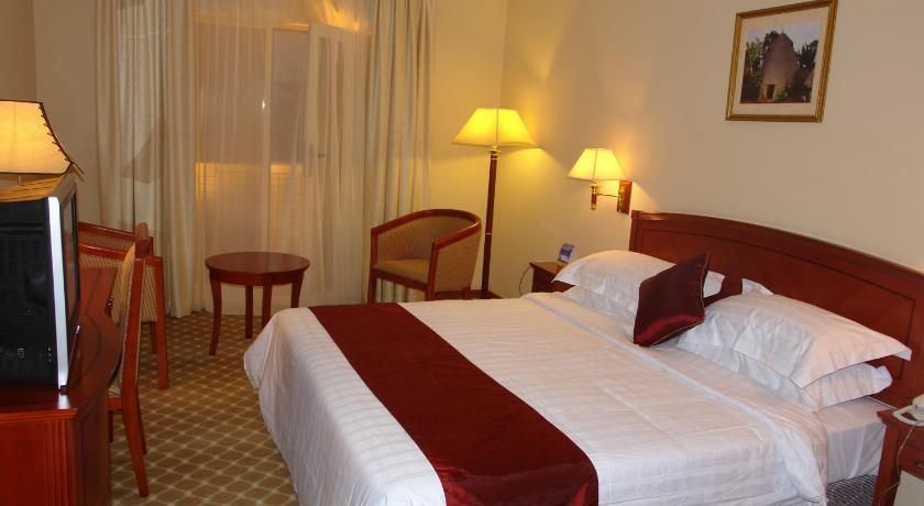 Dreamliner Hotel Deluxe King Room