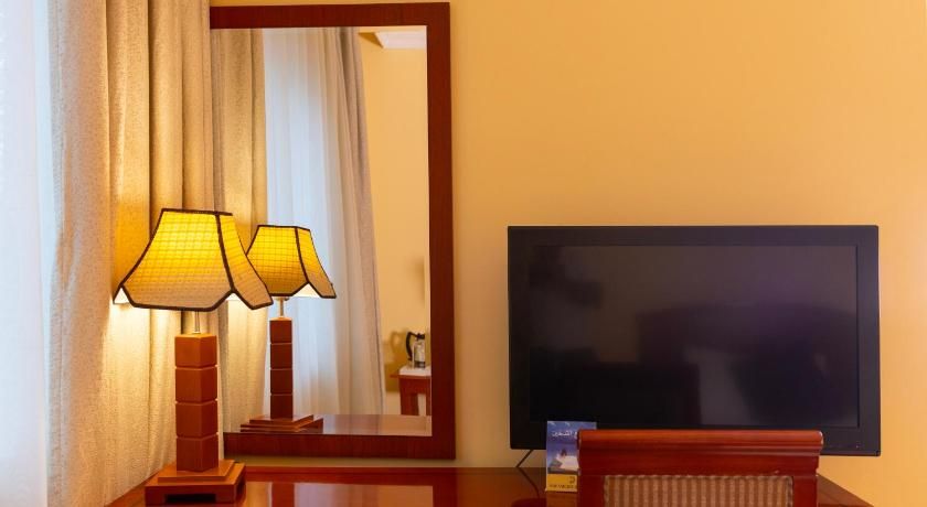 Dreamliner Hotel Deluxe King Room 23