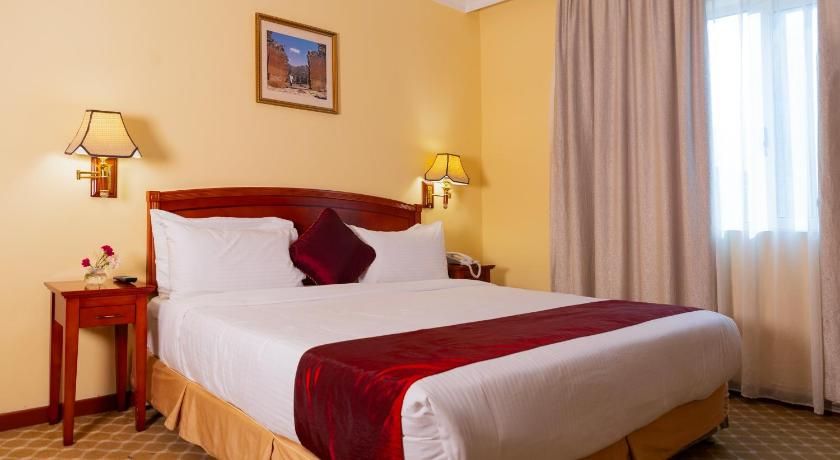 Dreamliner Hotel Deluxe King Room 3