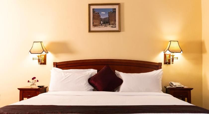 Dreamliner Hotel Deluxe King Room 7