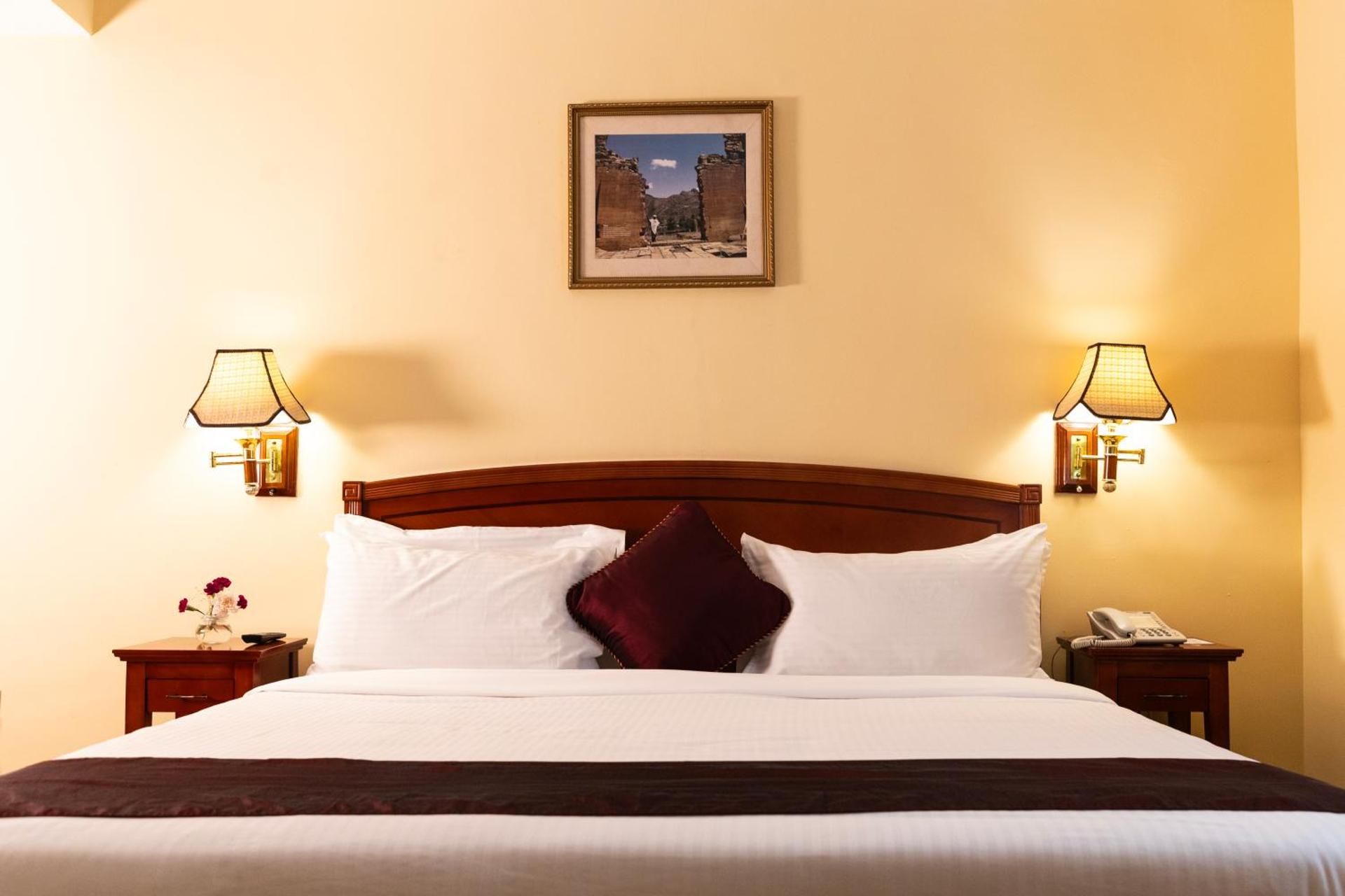 Dreamliner Hotel Deluxe King Room 12