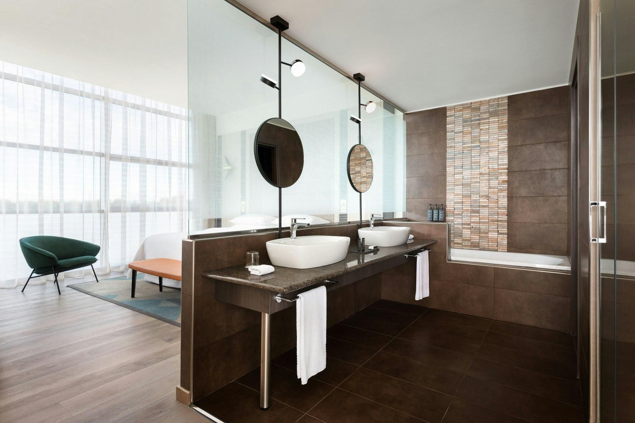 Diplomatic Suite, Club lounge access, 1 Bedroom Suite, 1 King, Corner room