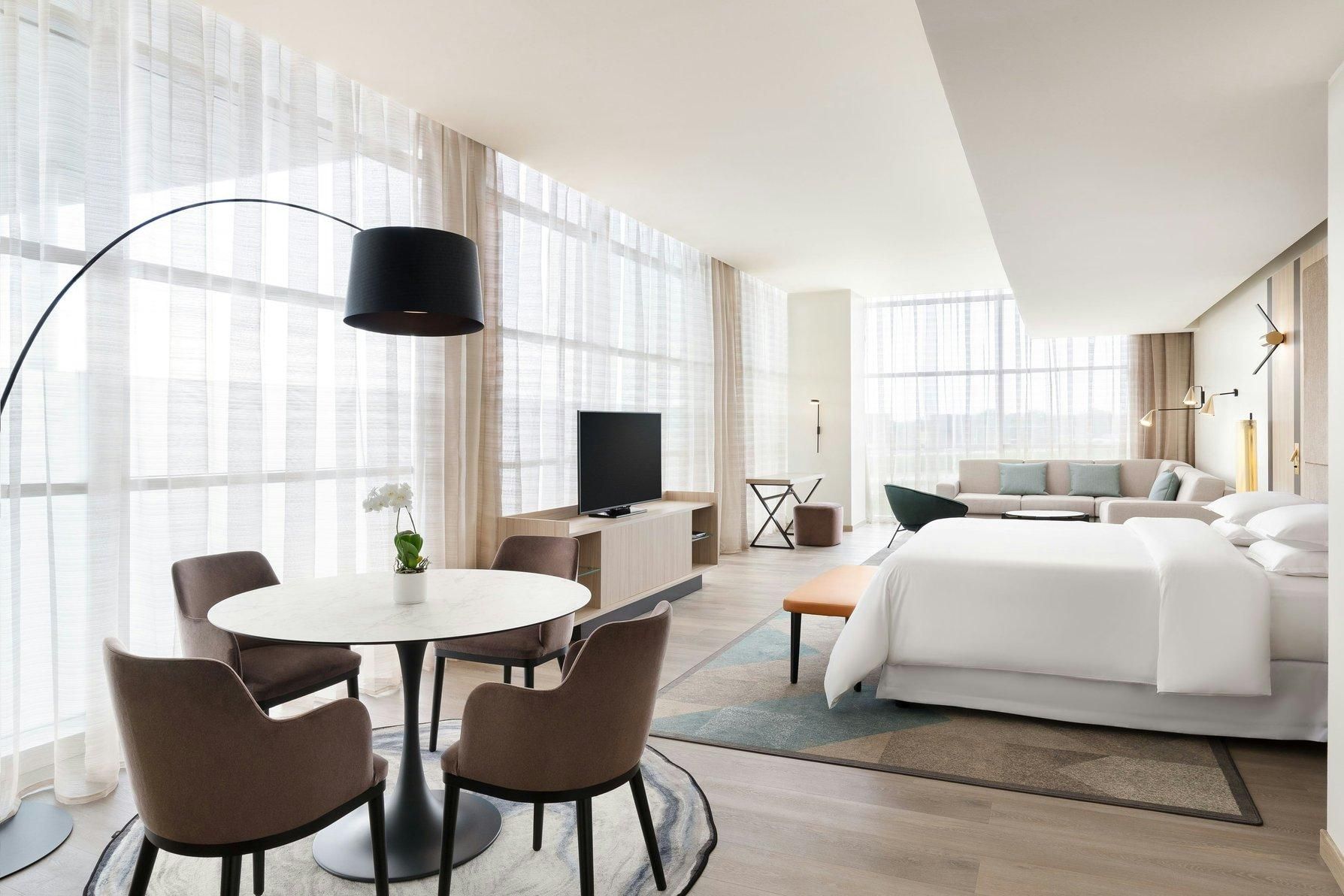 Diplomatic Suite, Club lounge access, 1 Bedroom Suite, 1 King, Corner room