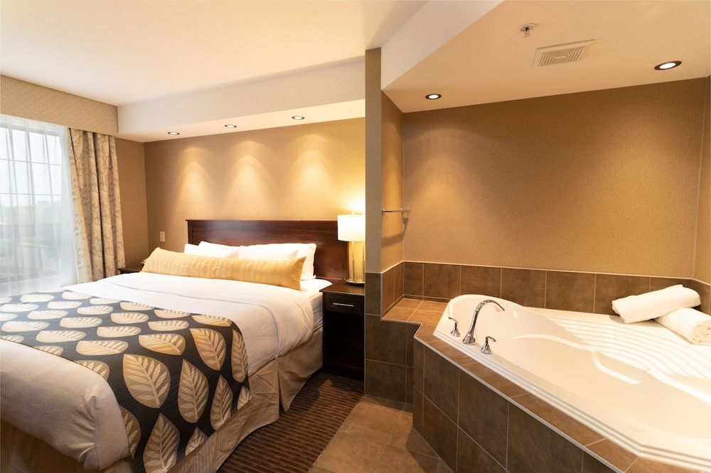 The Kanata Inn Fort Saskatchewan Suite, 1 King Bed, Jetted Tub 2
