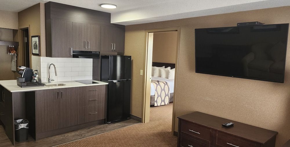 The Kanata Inn Fort Saskatchewan Business Suite, 1 King Bed 3