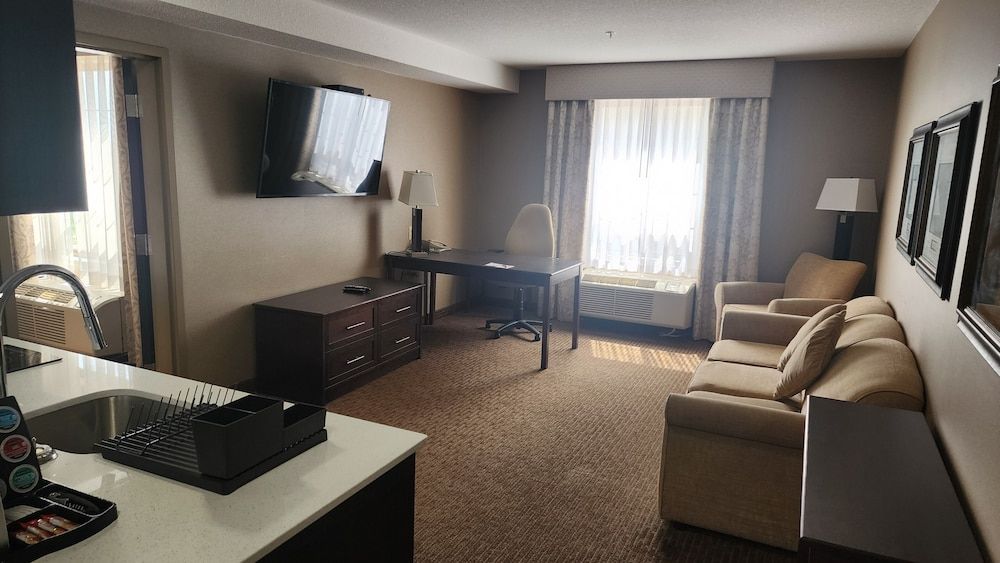 The Kanata Inn Fort Saskatchewan Business Suite, 1 King Bed 4