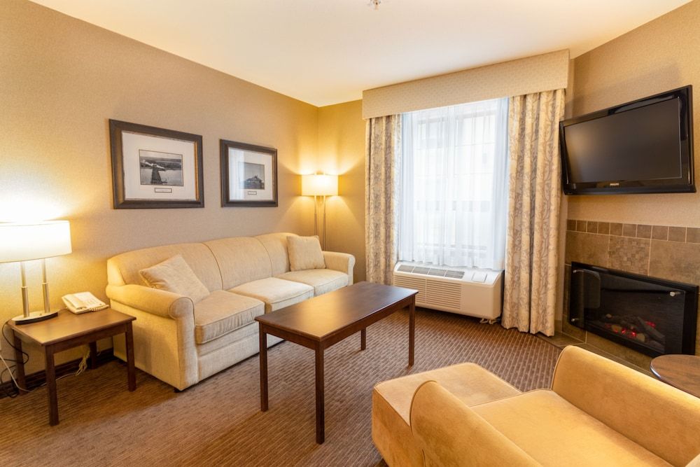 The Kanata Inn Fort Saskatchewan Suite, 1 King Bed, Jetted Tub 3