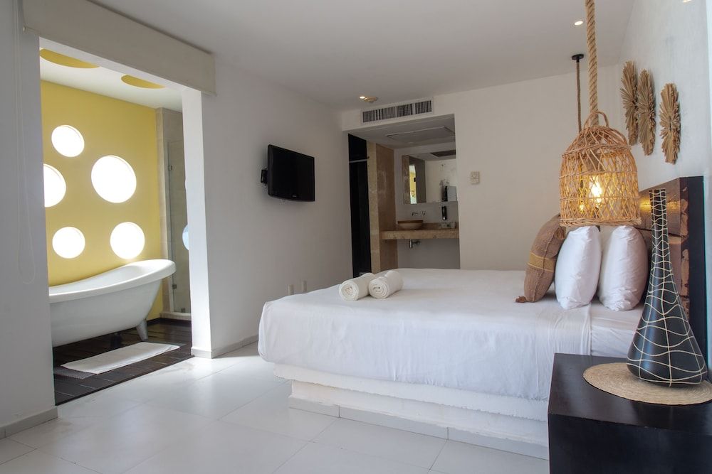 Junior Suite, 1 King Bed, City View