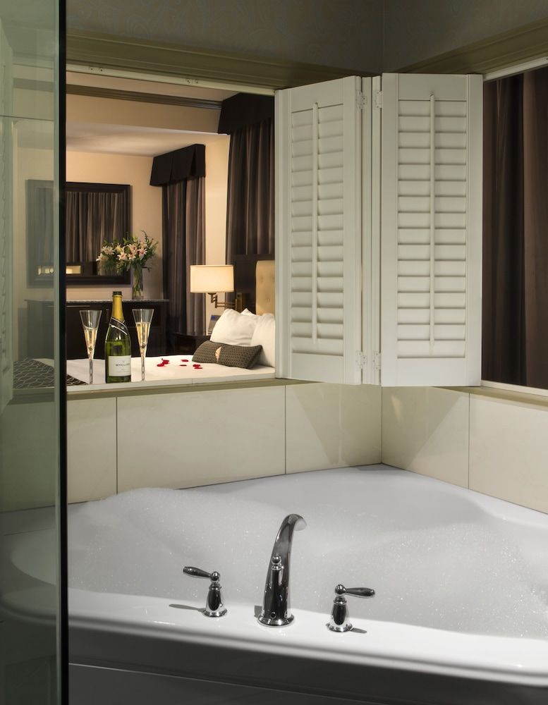 Deluxe Room, Multiple Beds, Non Smoking (Mobility Accessible, Roll-in Shower)