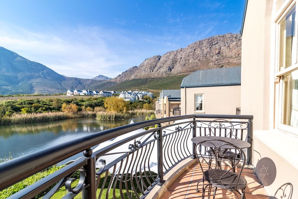L'ermitage - Franschhoek Chateau & Villas Honeymoon Suite, Lake View 6