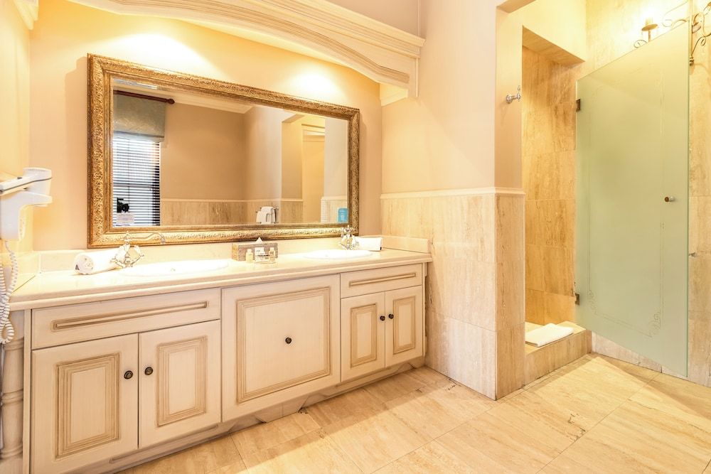 L'ermitage - Franschhoek Chateau & Villas Honeymoon Suite, Lake View 9